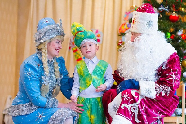 Короткие игры и конкурсы для Деда Мороза и Снегурочки с детьми на дому, в детском саду и школе