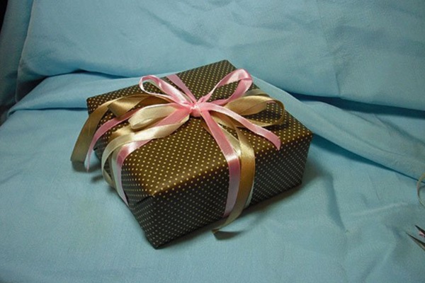 Как упаковать подарок в подарочную бумагу без коробки